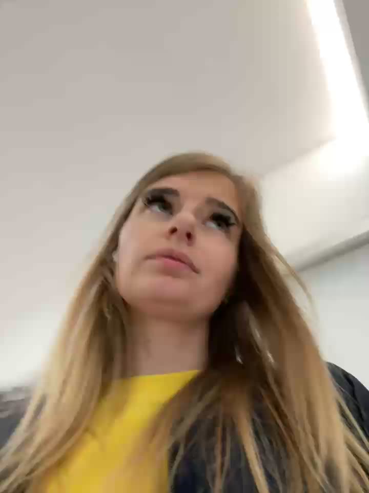 girl in yellow finger ass outside - Video von Betsy Cam-Model