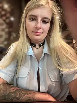Risky show my boobs at PUBLIC cafe - Video von Betsy Cam-Model