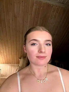 My Vibrator deep in my pussy 💋 - video di MilaLuxe modella di cam