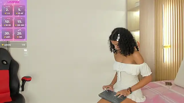 We played with my huge shaved pussy🔥 - clip cu reshi_hevss model videochat