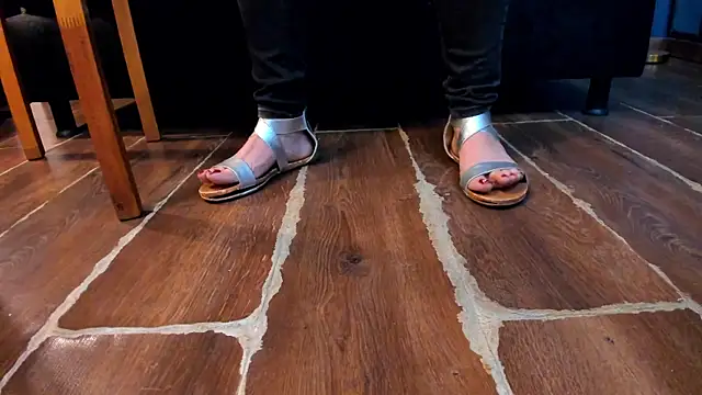 Modeling my feet with and without flip-flops 🔥 - ক্যাম মডেল dahianeconnor-এর ভিডিও