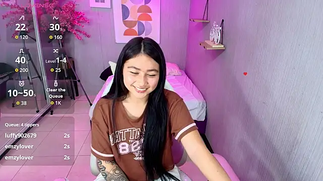 playing with my nipples and touching my pussy for you - vidéo du modèle de showcams Carolina_cherry