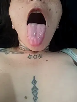Playing with my long tongue - video di mara_adiction modella di cam