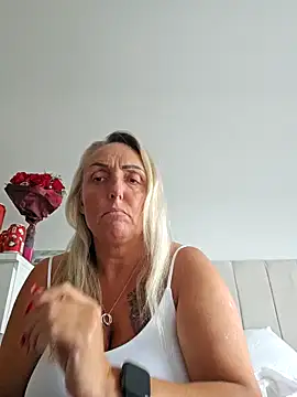 Flashing my tits and sucking cock - video của người mẫu cam theblondecocklover