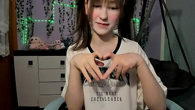 I fuck myself with my fingers and a vibrator - video Yoonhee_ki kameramallilta