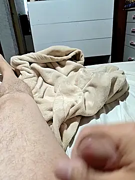 [23 Dec 10:42] Public Show - video by luis8558 cam model