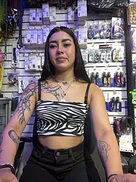 I play with my lush until I make a big squirt－カメラキャストのemily_24xの動画