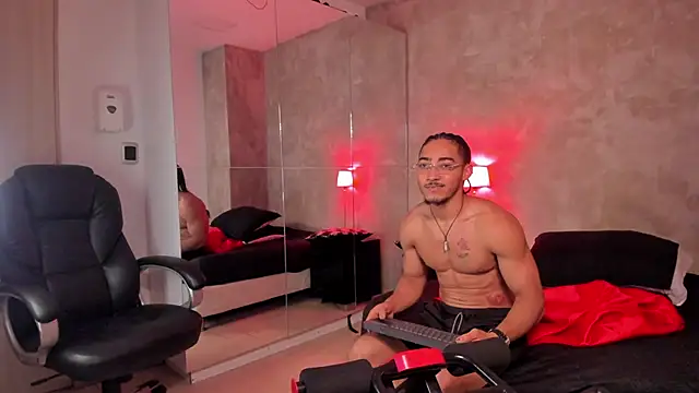 My asshole 🐽 - vidéo du modèle de showcams Maximo_Zahir