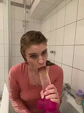 mal was ganz neues klamotten  nass und heisser blowjob - video YoungSophie kameramallilta