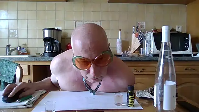 j'attends ma pâté FIDO pour CHIENNE SAOULE - video av Helinetrav cam-modell