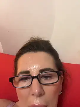 MILF Pusyy fuck and dirty talk - Video von NaughtyMilla Cam-Model