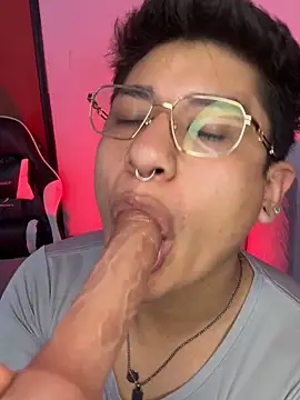 I love sucking a good cock - فيديو من Theo_Rowan موديل الكام