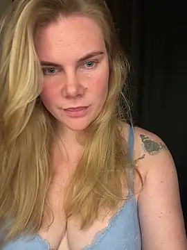 Masturbating with my pink dildo - video av SexyBlondJoanna cam model