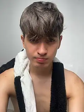 I had to give myself a break, I took advantage and ate banana🍌 and apple 🍏 – video od webkamerové modelky Naim_TheKing