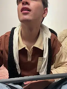 Naked – video od webkamerové modelky Naim_TheKing