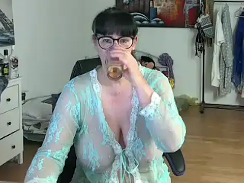 Dicke Titten Kartoffelsalat – video od webkamerové modelky Sylly