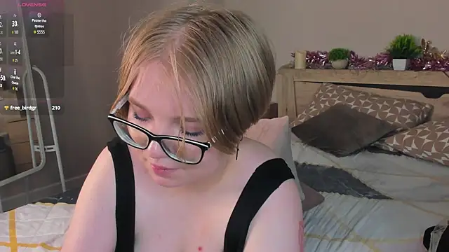 I'm playing with breasts and pussy — filmik Lauraaa_Smith, modela(-lki) na kamerkach