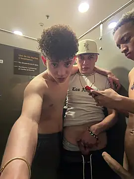2 STRANGERS GUYS FUCK IN THE BATHROOM