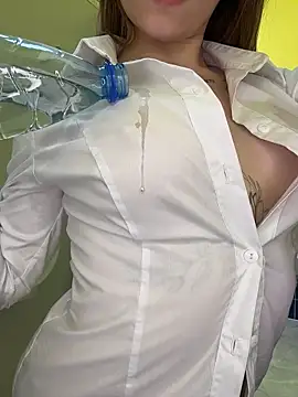 water on my shirt 💦 - vídeo de la modelo de cam StreetSquirt