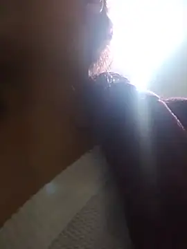 Mostrando a bucetinha e o cuzinho de 4