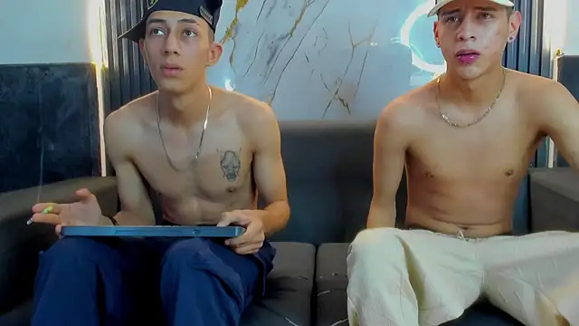 kiss frech hot 🔥😈 - відео від вебкаммоделі Golden_princess