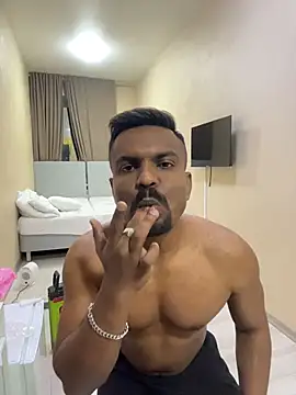 [18 Feb 19:39] Spy Show - clip cu bhagihero model videochat