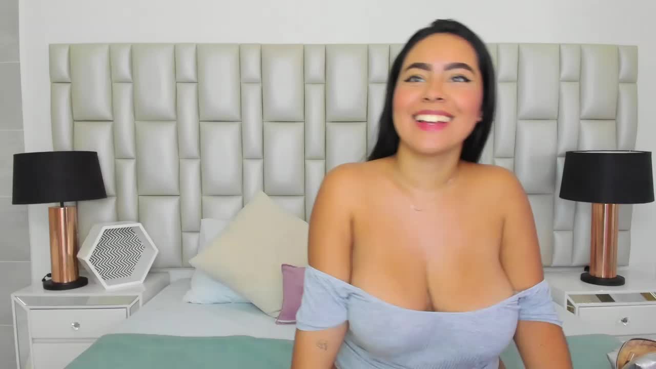 Paola show her pussy