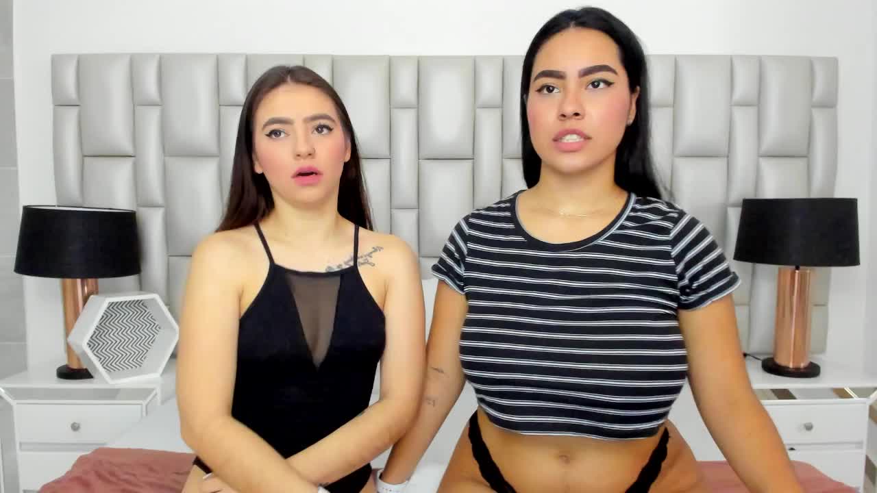 HARD STRAPON AND SUCK BOOBS - Vídeo de paola_katy_dicks, modelo de vídeos