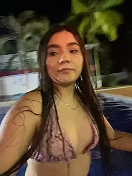 PLAYING WITH MY FRIEND ON THE POOL 💦🔥😈 - video oleh model kamera mia-rodrigues