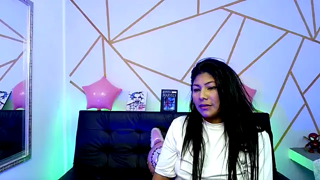 [19 Feb 00:05] Public Show - فيديو من yvanna__smith موديل الكام