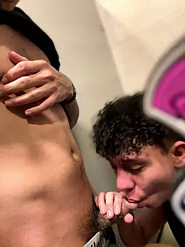 2 HOT GUYS IN THE GYM BATHROOM🤫