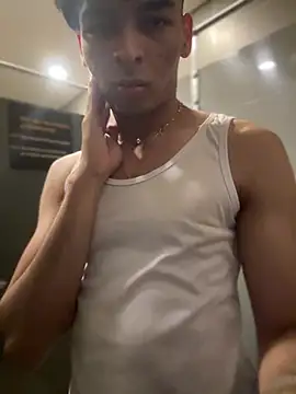 ENJOY MY ASS AND A GREAT CUMSHOT IN THE GYM