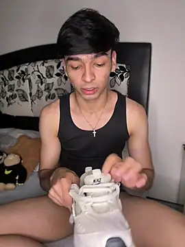 A HUGE LOAD OF CUM ALL OVER MY SNEAKERS