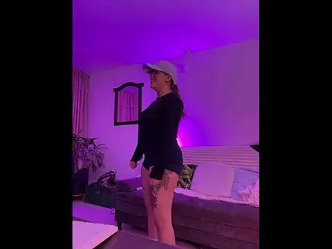 Stretching my huge ass to bounce - video by AriaDonatti cam model