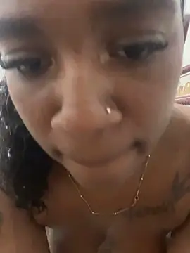 Mi coño abierto en la ducha - vídeo de Emi_rousse modelo de câmara