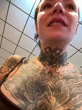 OMG I Finger my pussy in a Supermarket 🥵