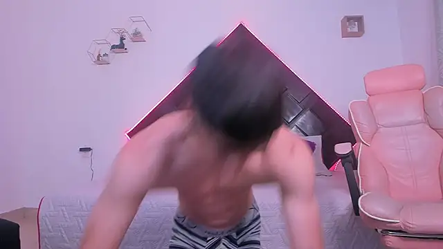 SHOW CUM #1 O M G – video od webkamerové modelky Dark_Valentino_