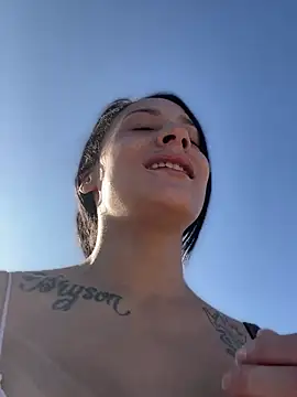 Tits out on A MAINROAD – video af FerrariFrench cam-model