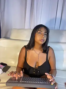 VIBRATOR FROM BEHIND - video di SamaraDesire modella di cam