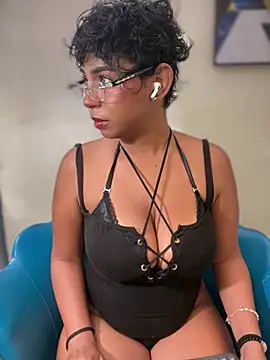 PLAY WITH MY BOOBS - video di SamaraDesire modella di cam