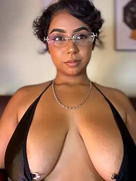 PLAYING WITH MY BOOBS - video di SamaraDesire modella di cam