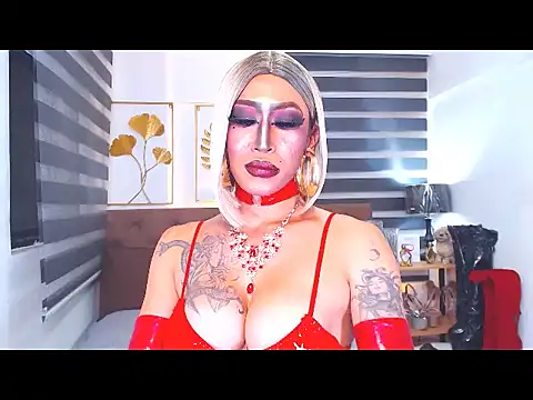 HOT LATEX SMOKING AND HIGH HEELS – video modela na kameri DominateMistressTania