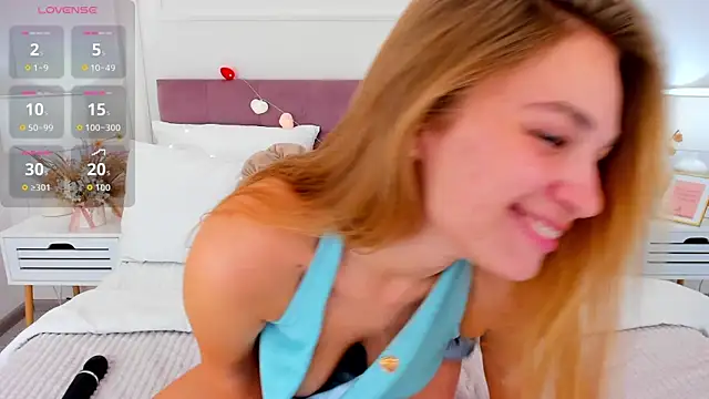 striptease and ass shake – video modela na kameri YangLola