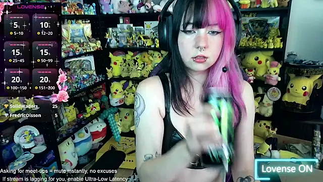 Tracer fucking herself with a dildo and vibrator uwu