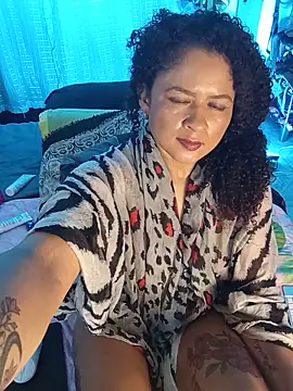 Nos vemos en la  tardesita .se sabe que con unos traguitos me pongo muy cachondita .🍷