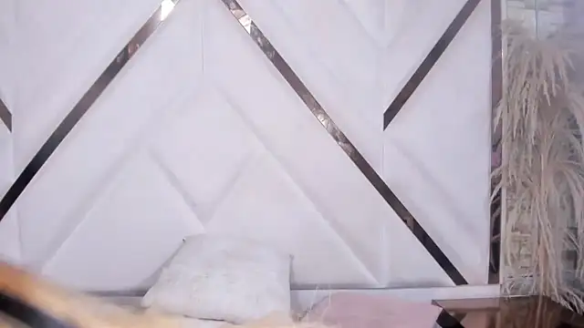 Ride the dildo - video by Faehliss cam model