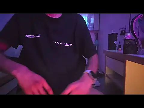 Cumshot to CAM with some Kisses - فيديو من NotEEGamer موديل الكام