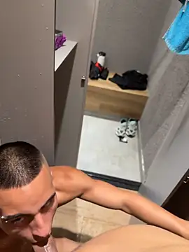 Delicious blowjob that we gave each other with the door open in the gym shower😈🍆 — filmik willclayy, modela(-lki) na kamerkach