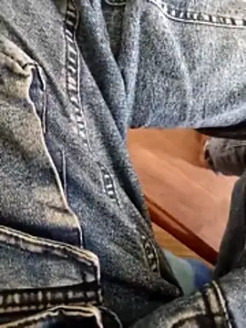 [24 Apr 12:27] Public Show – видео вебкам-модели boobseating