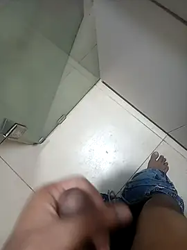 [24 Apr 22:28] Public Show – видео вебкам-модели boobseating